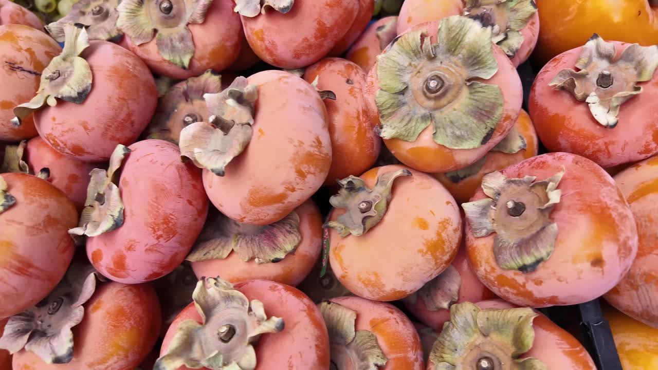 A pile of fresh persimmons