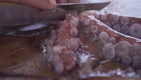 cortando los tentáculos de un pulpo recién capturado