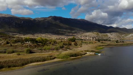 paisaje rural con casas de pueblo cerca de la orilla del lago prespa en albania