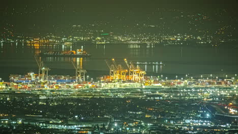 Timelapse-Nocturno-De-Alto-ángulo-Sobre-El-Puerto-Iluminado-De-Oakland-Con-Flujo-De-Tráfico