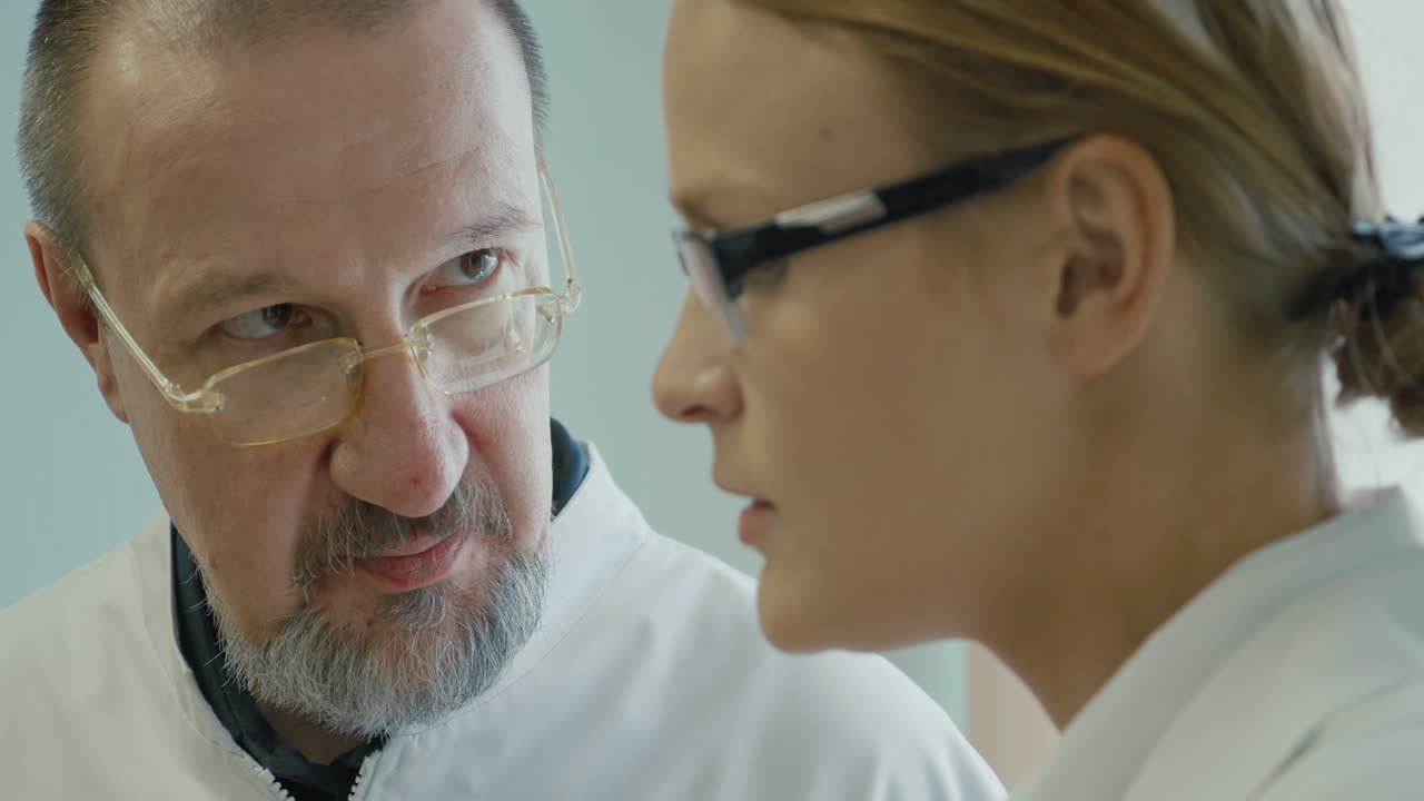 médicos masculinos y femeninos hablando.