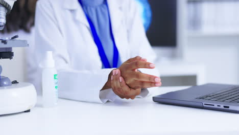 Scientist-hands,-black-woman