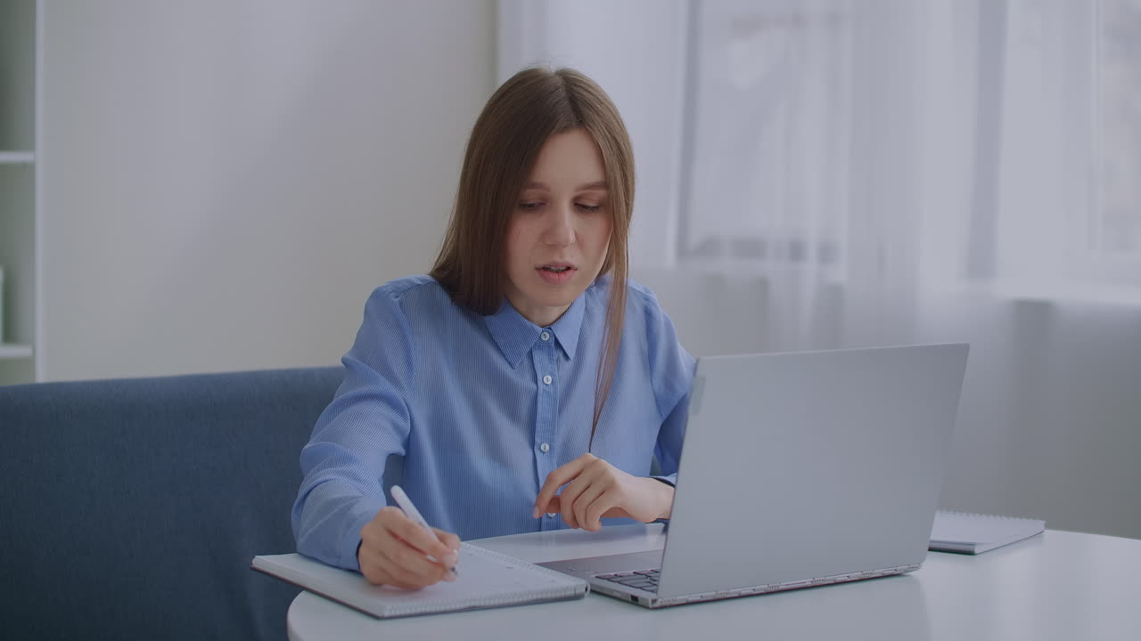 mujer de mediana edad está hablando en línea por video llamada en el portátil sentado en casa tecnología moderna de comunicación