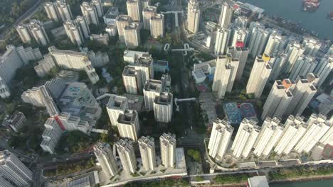 rascacielos del área de la playa de mariposas de hong kong y paseo marítimo, vista aérea de ángulo bajo