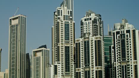 el horizonte de la ciudad de dubái con arquitectura moderna