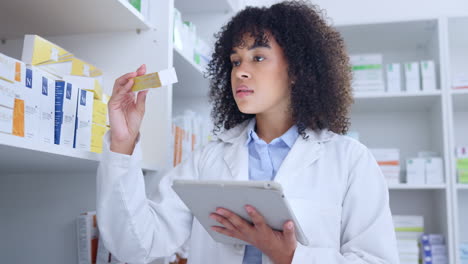 farmacéutico haciendo inventario con una tableta digital