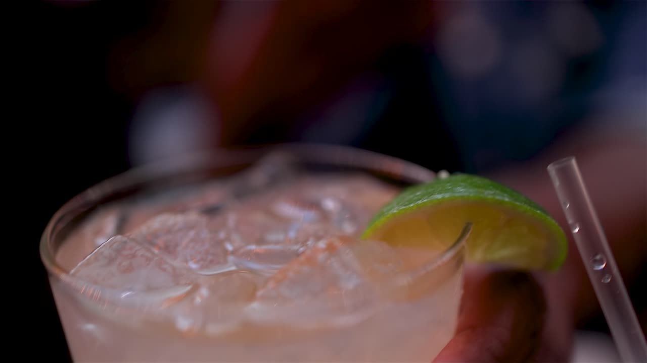 vista de cerca de una pareja haciendo ovaciones en un bar local de la ciudad