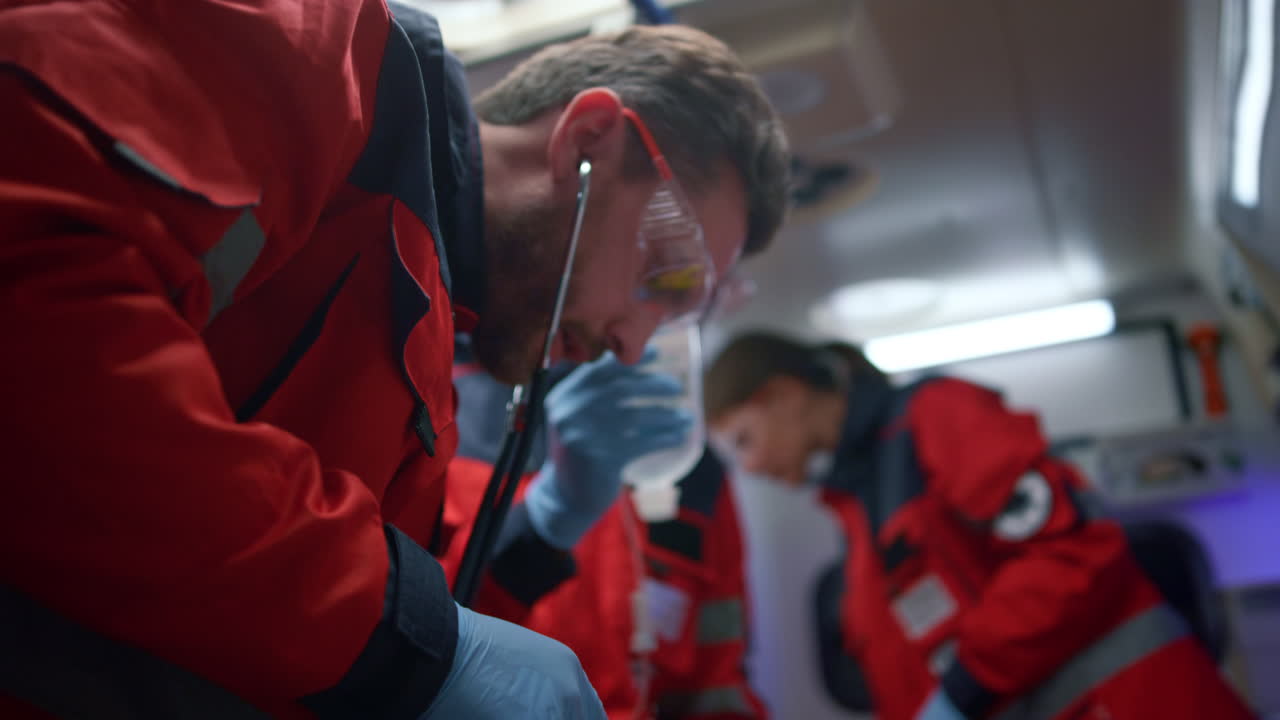 응급 차량에서 환자에게 응급 치료를 제공하는 다민족 응급 의료진