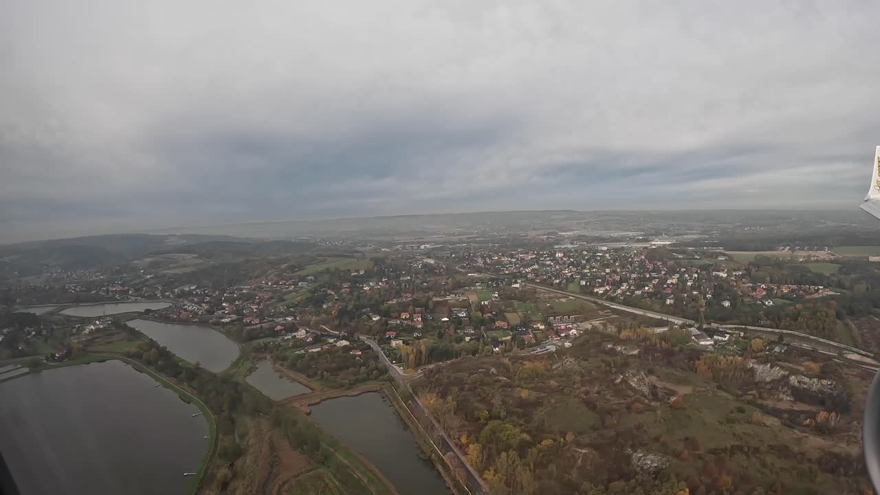 폴란드 크라코프 시 로 가는 비행기 의 승객 좌석 의 창문 에서 볼 수 있는 모습