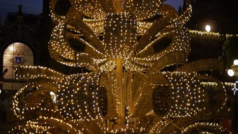 Video-Inclinado-Hacia-Arriba-De-Un-árbol-De-Navidad-En-La-Plaza-Principal-De-La-Ciudad-De-Puebla.