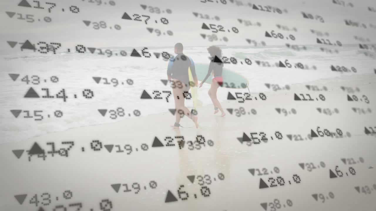 Duo di surfisti che si ferma per osservare le onde e corre verso il mare preparandosi con grafici numerici animati
