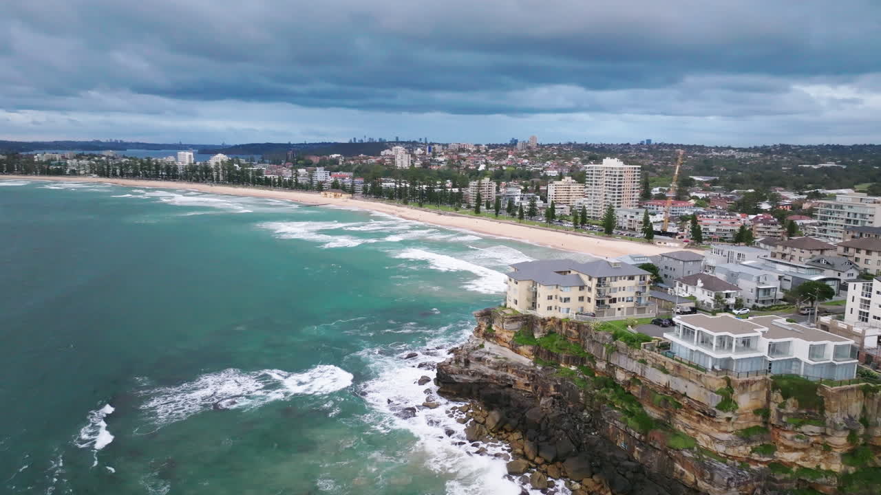 맨리 비치를 향한 담수 전망대 위에 4k 드론