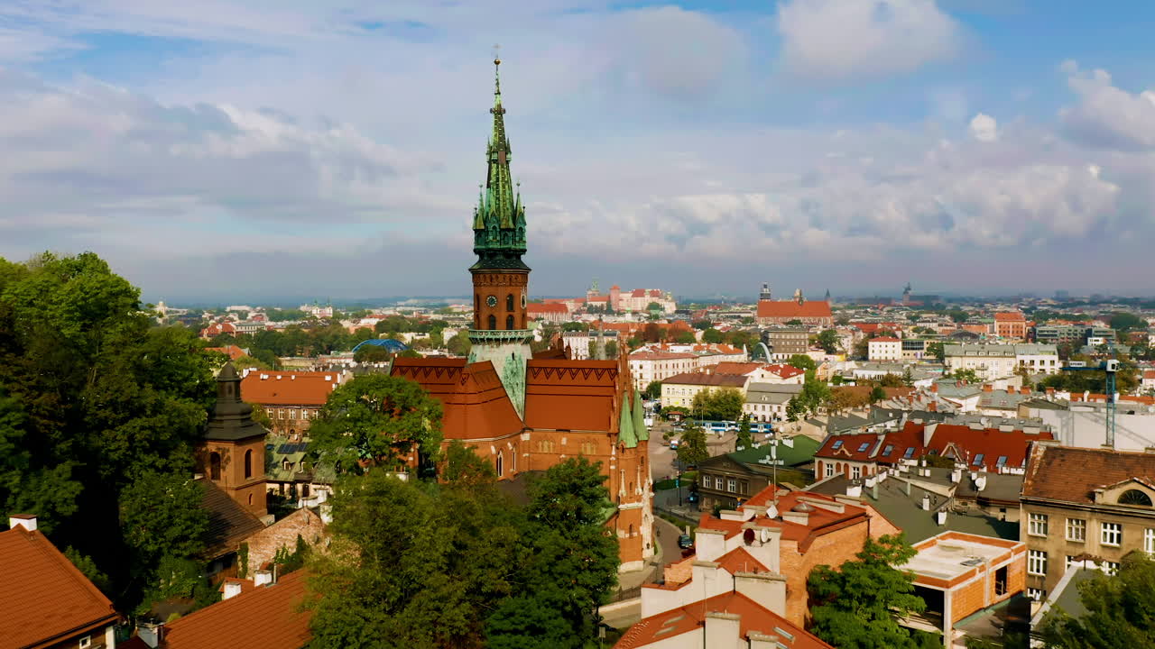 Flyfoto (panorama) av Podgorze-distriktet i Krakow, Polen. Utsikt over Wawel-slottet, bygårder og St. Josefskirken.