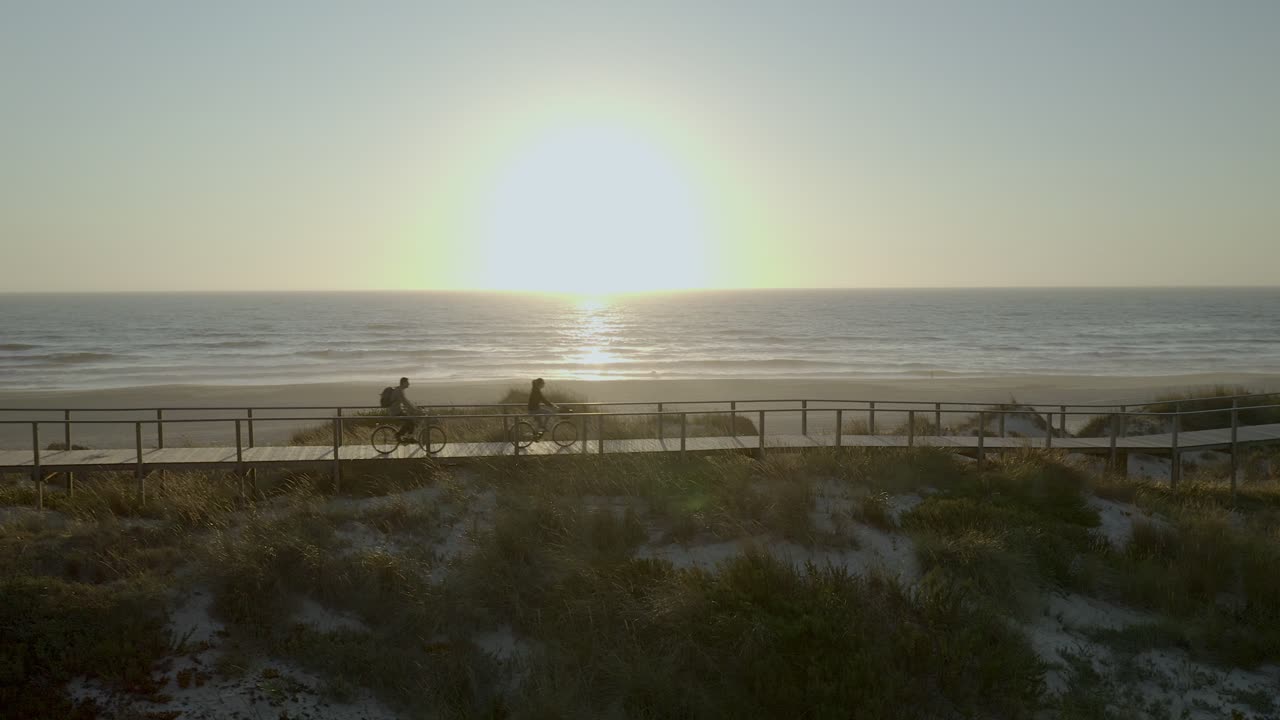 해변 에서 자전거 를 타는 여행자 들