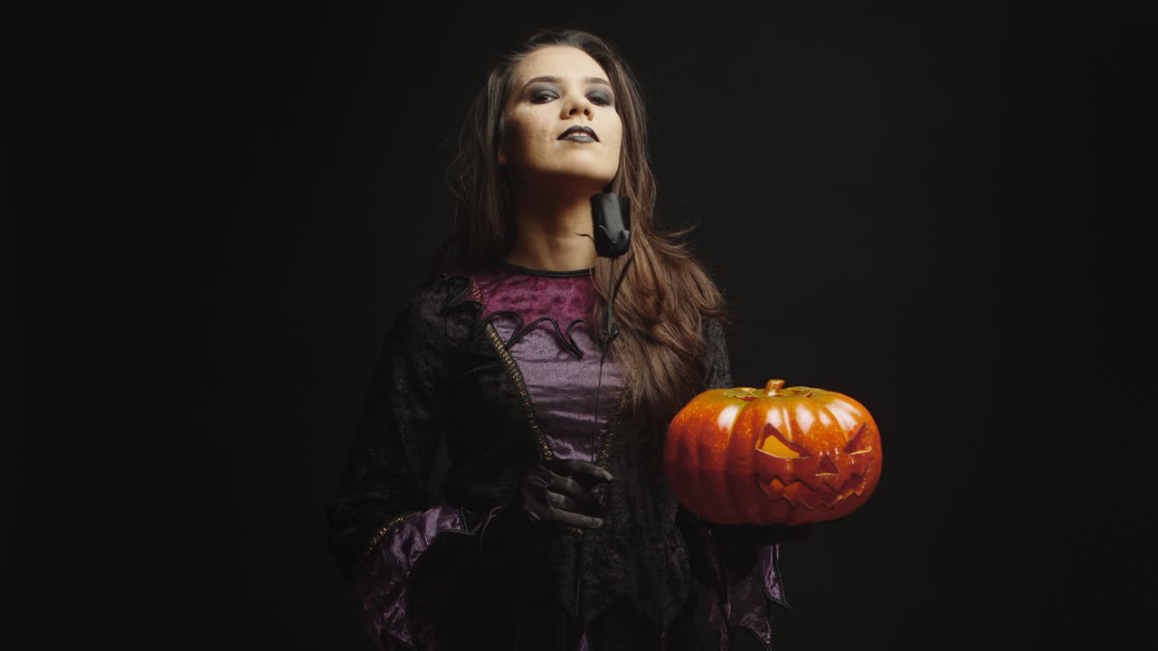 una mujer joven vestida de bruja.