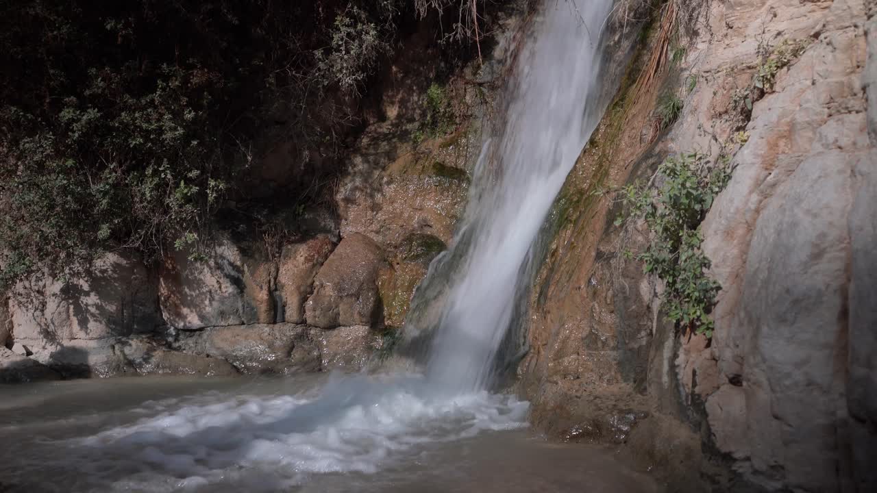cascada agua corriendo ein gedi en gedi israel sitio bíblico oasis primavera