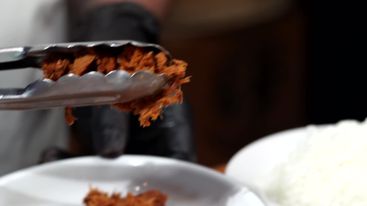 poner carne encima de un maíz de tortilla de taco mexicano