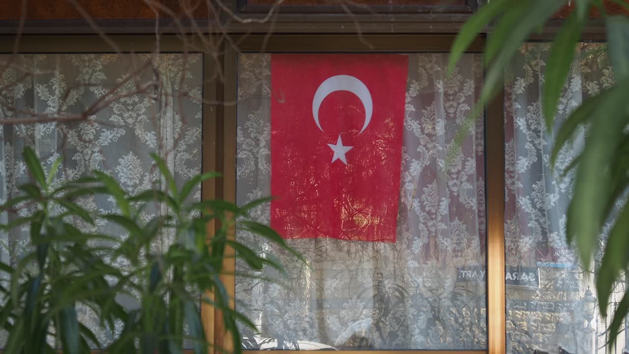창문에서 매달린 터키 국기