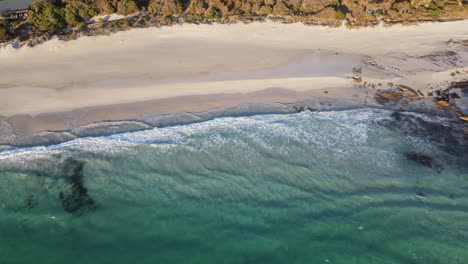 Antena-De-Drones-Moviéndose-Hacia-La-Izquierda-Sobre-Una-Bonita-Playa-De-Arena-Blanca-En-El-Oeste-De-Australia