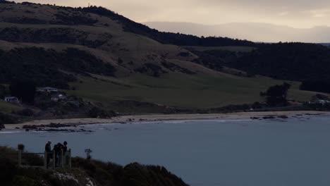 Neuseelands-Dramatische-Und-Schöne-Landschaft-Mit-Wolken-Und-Bergen-In-Der-Ferne