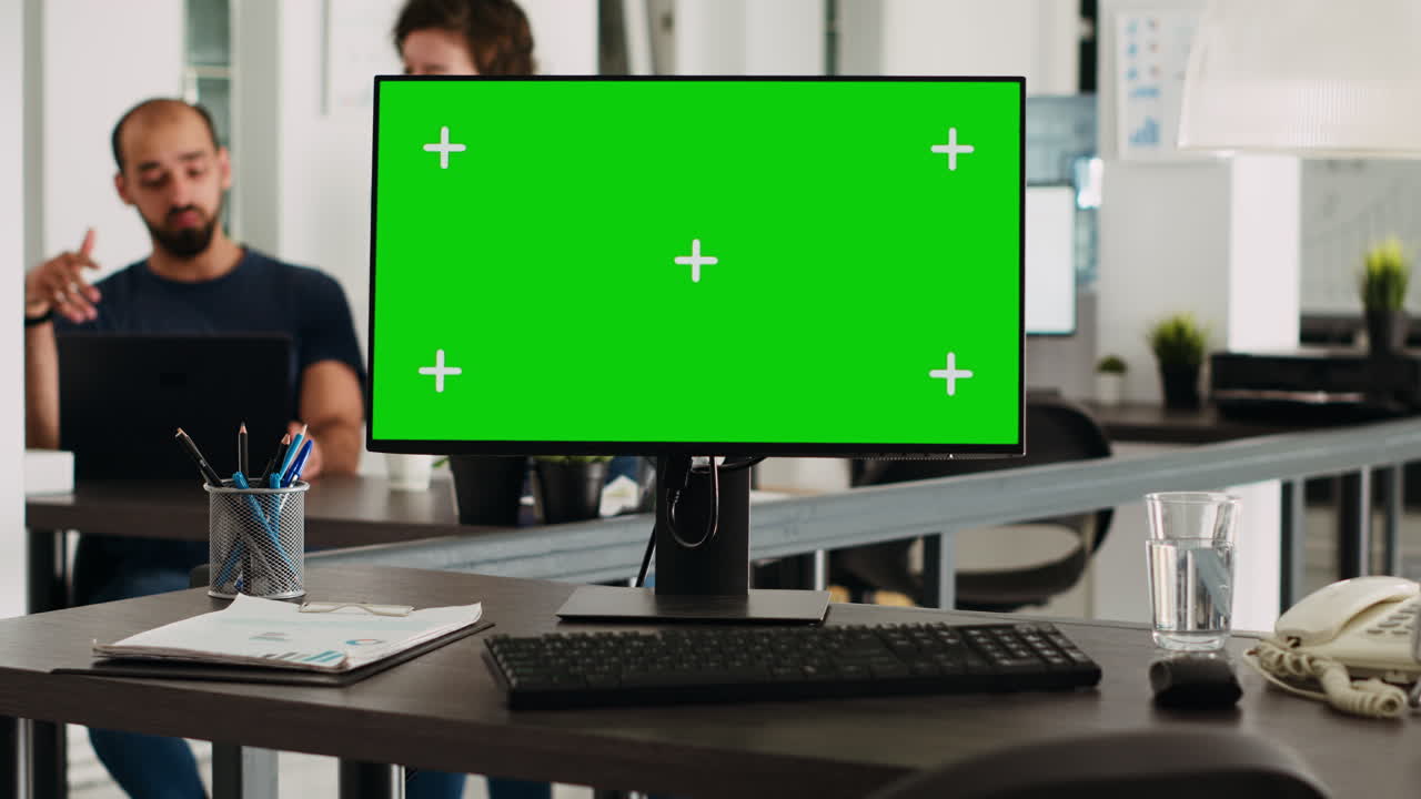 computadora de escritorio con pantalla verde