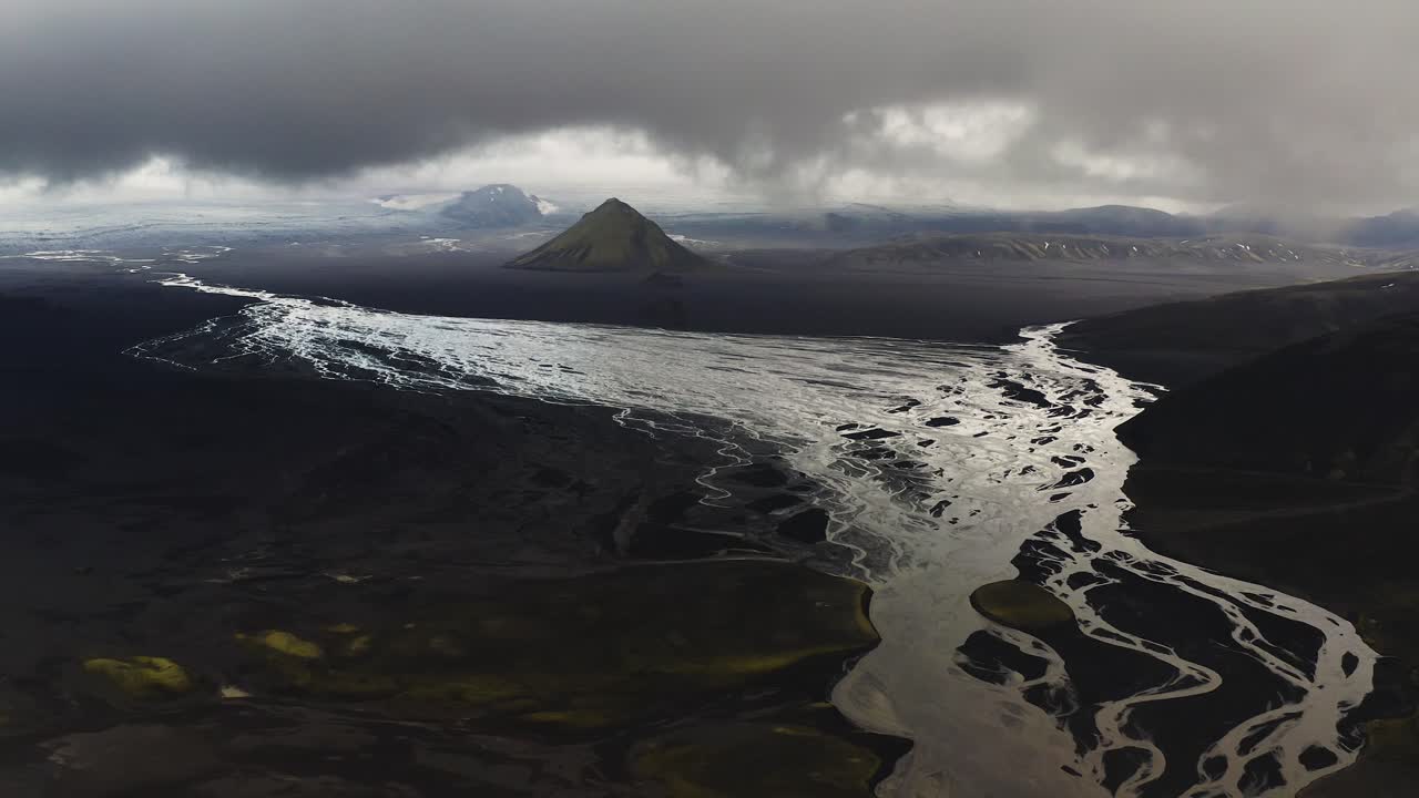 el río maelifellssandur con vista al volcán maeliefell en un día nublado en islandia