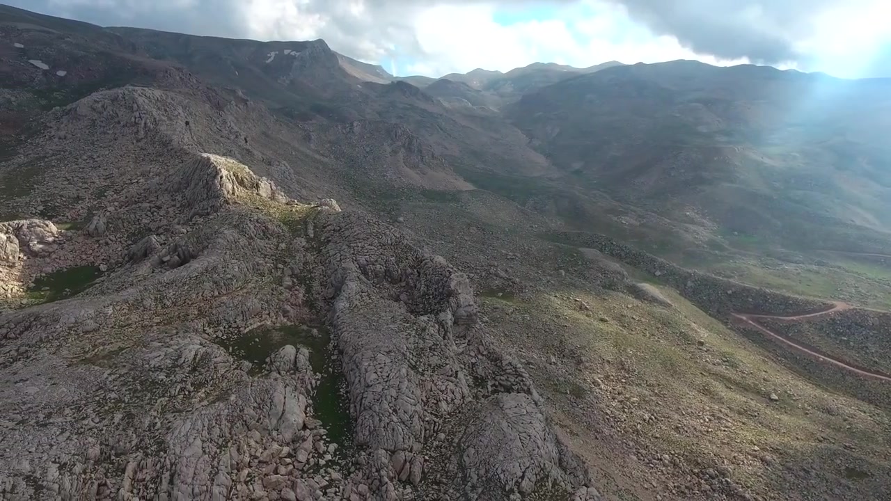 Vista aerea di un paesaggio montano aspro sotto un cielo nuvoloso