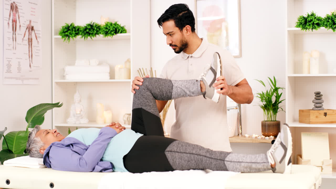 fisioterapeuta estirando la pierna del paciente