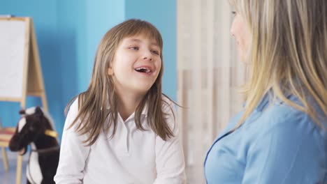 Una-Linda-Niña-Le-Está-Diciendo-A-Su-Madre,-Hablando-Con-Ella.