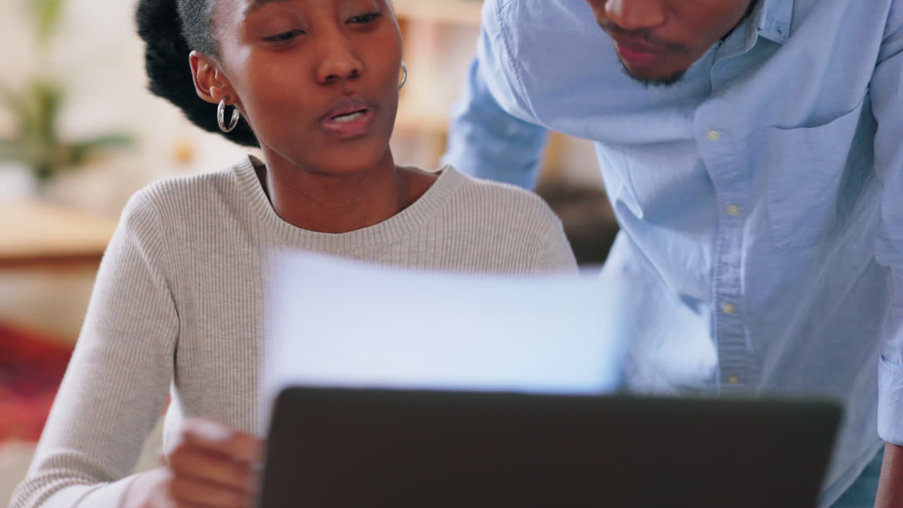 casa pareja de presupuesto con papeleo planificación de alquiler