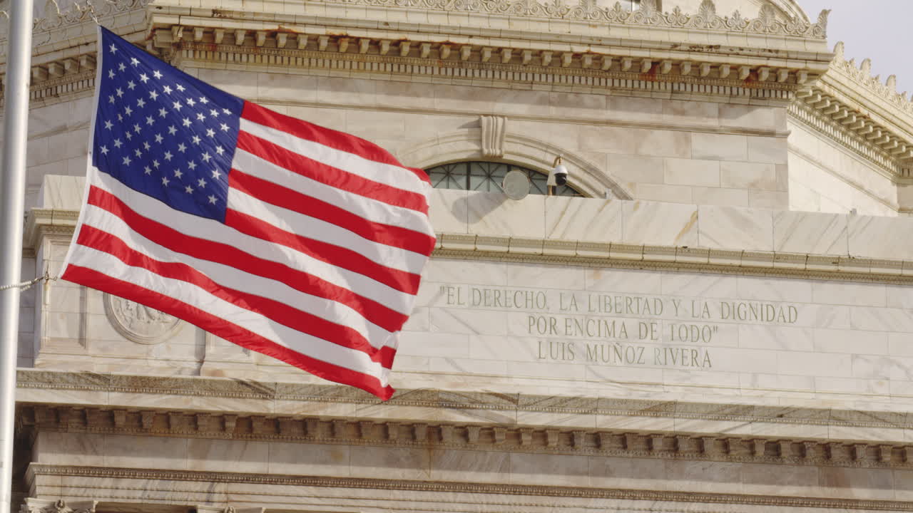 Bandiera americana che sventola davanti a U