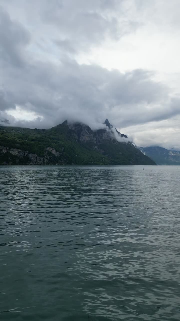 Glarusin Alppien laakso, sveitsiläinen alppimaisema, Sveitsi, Walen-järvi (Walensee), pystysuuntainen video.