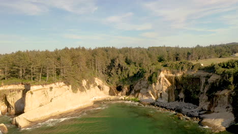 Hermosa-Costa-Y-Acantilados-En-La-Costa-Sur-De-Oregon-Cerca-De-La-Bahía-De-Coos,-Tomada-Con-Un-Dron