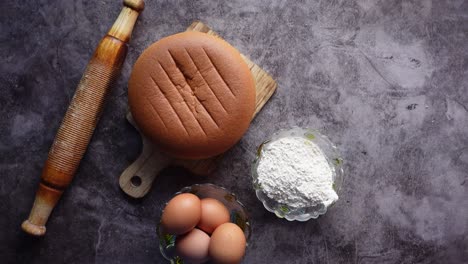 Kuchen-Backen-Mit-Zutat-Auf-Schwarzem-Hintergrund