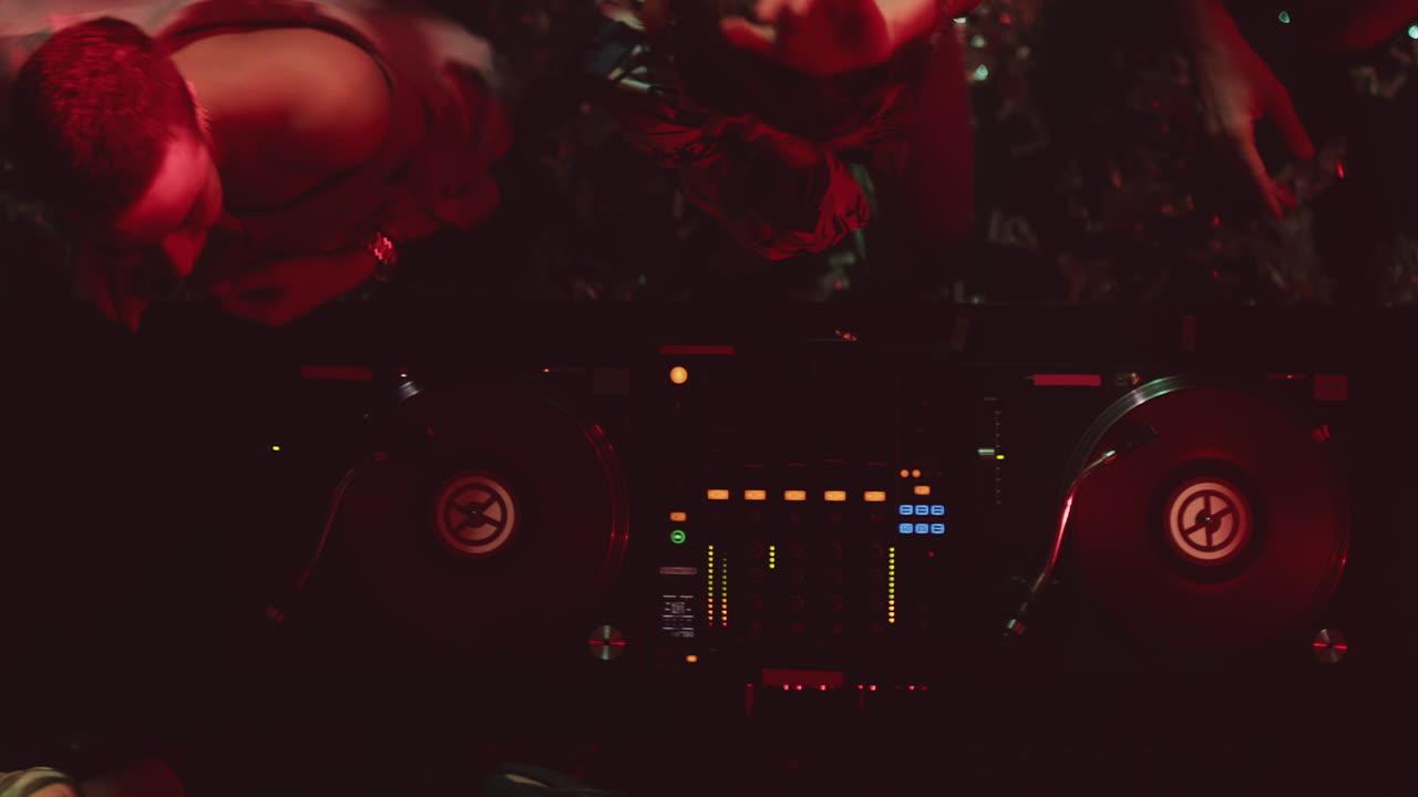 actuación de dj en un club nocturno