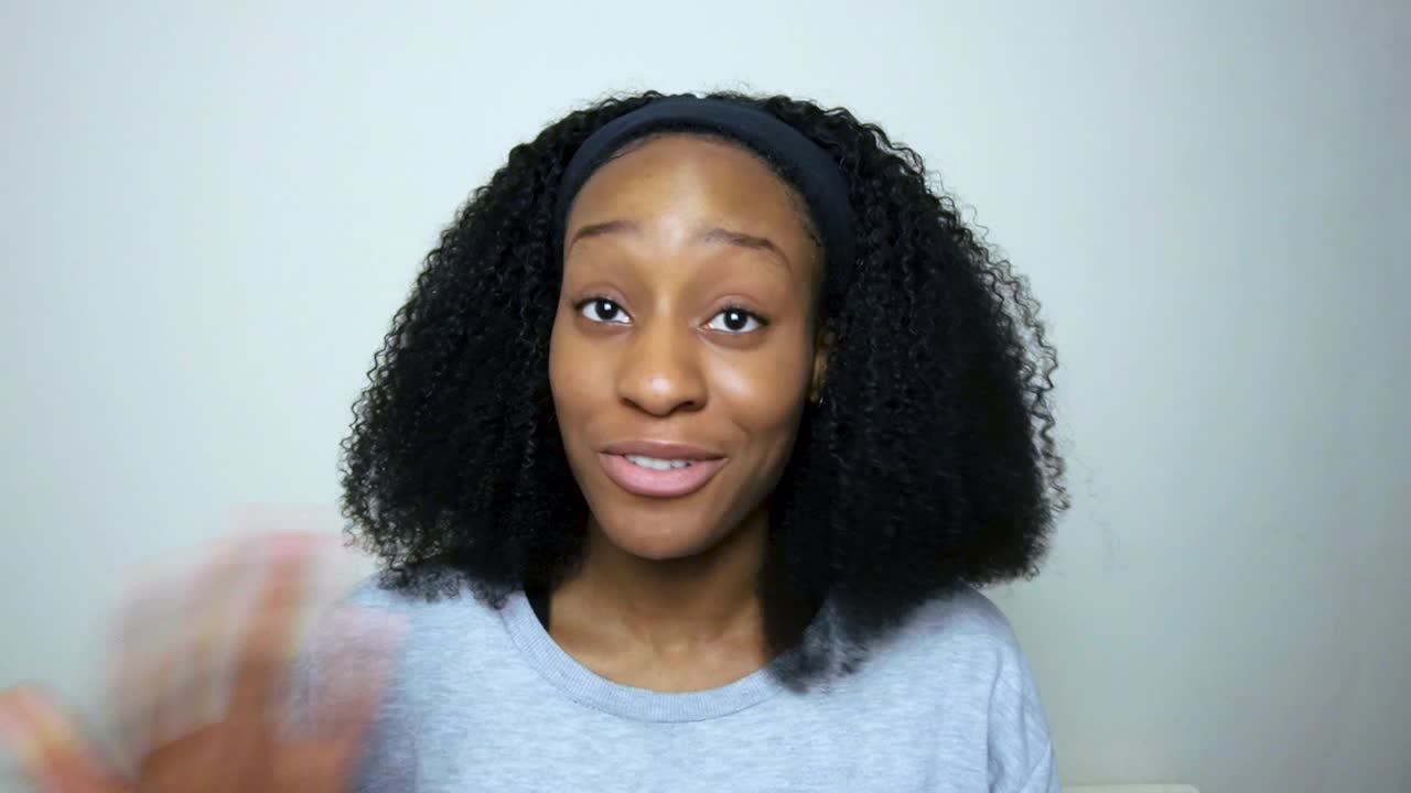 giovane studente che parla e alza il bicchiere direttamente alla telecamera