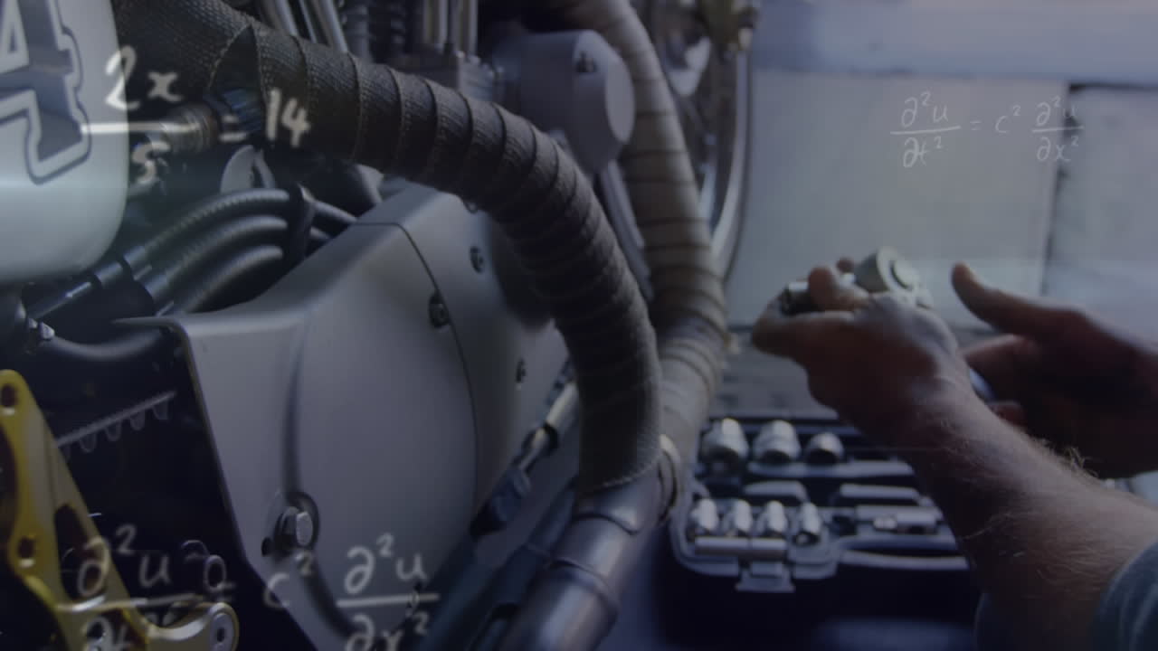 animación de ecuaciones matemáticas con un hombre reparando su motocicleta