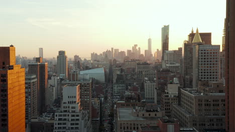 Vista-Aérea-Del-Desarrollo-De-La-Ciudad.-Casas-De-Varios-Pisos-Y-Calles-Anchas-Y-Largas.-Rascacielos-Del-Centro-En-La-Distancia.-Manhattan,-Ciudad-De-Nueva-York,-Estados-Unidos