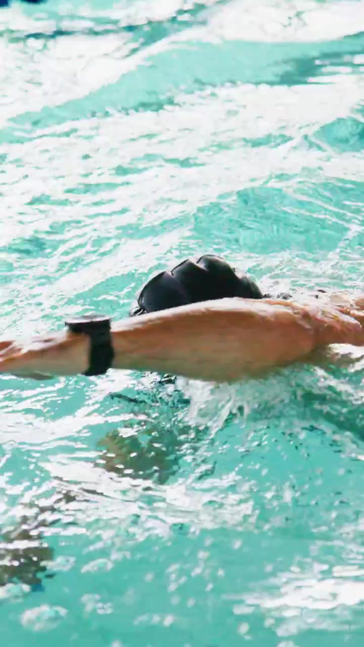 Nadador profissional treinando em piscina coberta