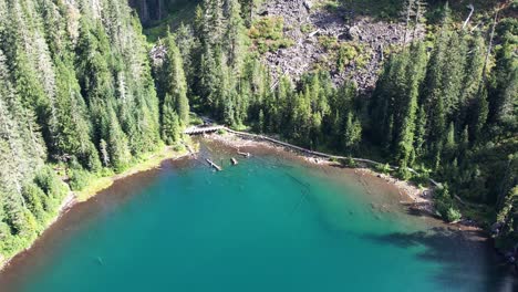 Un-Dron-Aéreo-Captura-El-Lago-Veintidós-En-Washington