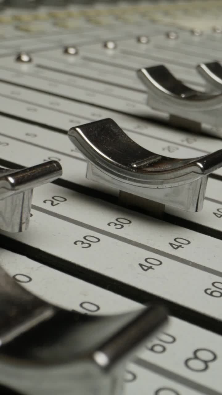 primer plano de una mano ajustando un desvanecedor de la consola de mezcla