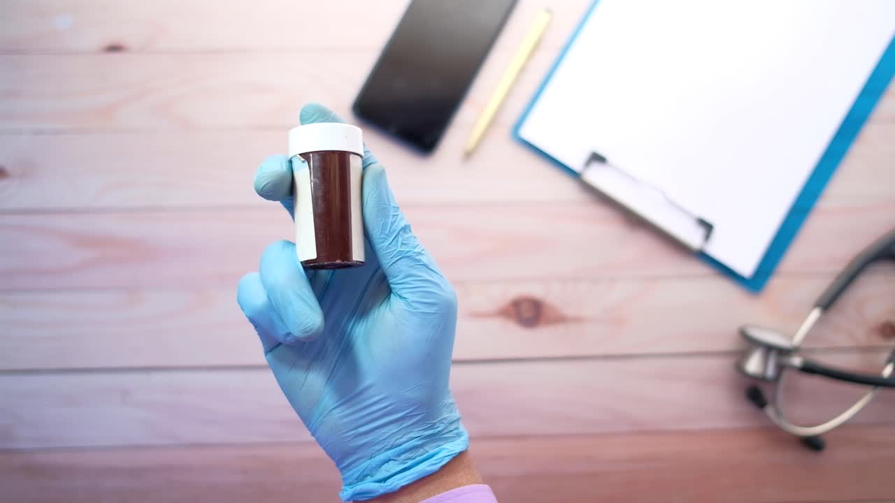 의약품 병 을 들고 있는 의료 전문가