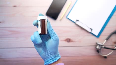profesional médico sosteniendo un frasco de medicamento