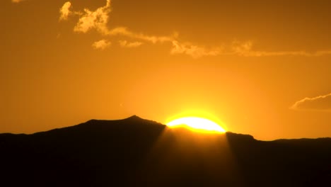 una puesta de sol en el desierto de idaho sobre las montañas
