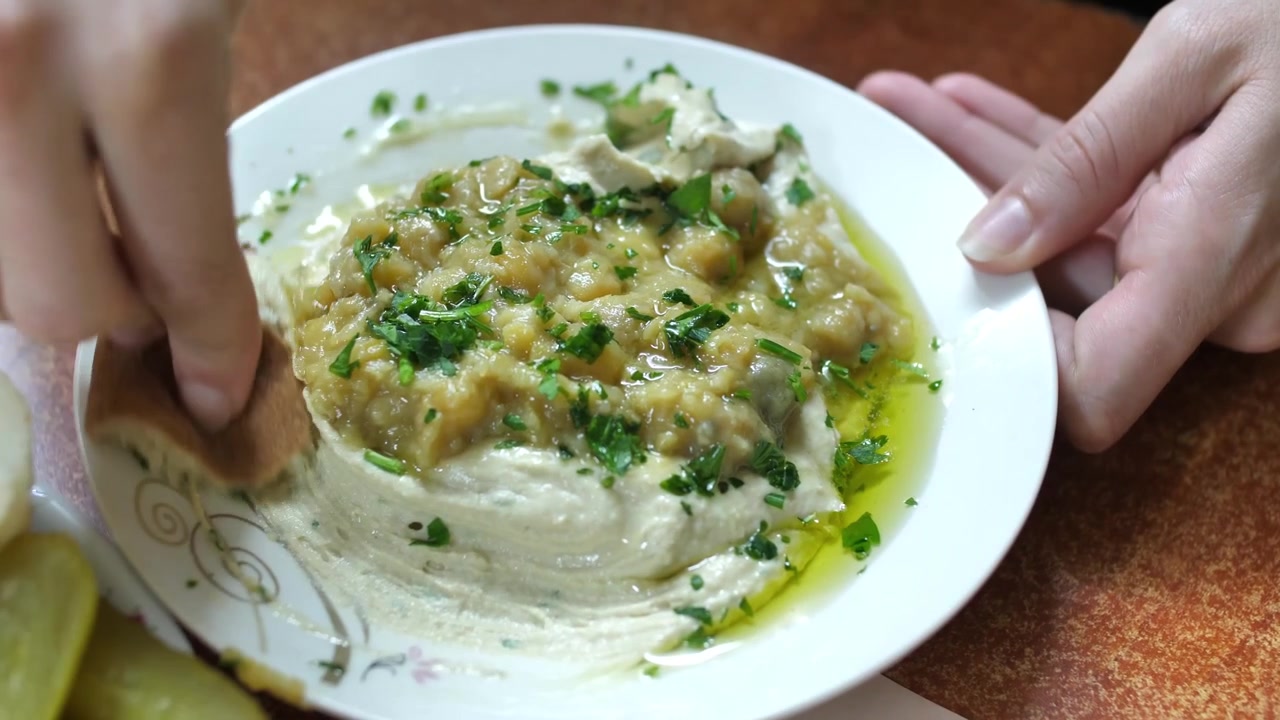 Tradisjonell israelsk matrett hummus spist med pitabrød. Nærbilde