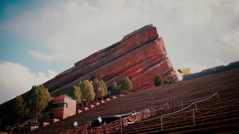 Aufnahme-Am-Red-Rocks-Amphitheater-Des-Südlichen-Felsens-An-Einem-Teilweise-Bewölkten,-Sonnigen-Tag,-Wobei-Die-Rötung-Der-Felsen-Betont-Wird