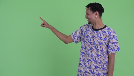 joven y guapo hombre africano con dreadlocks