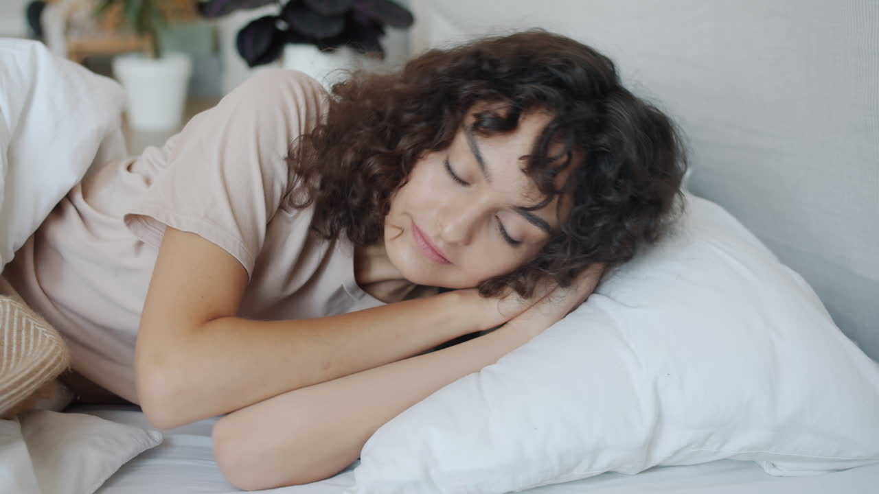 mujer durmiendo en la cama