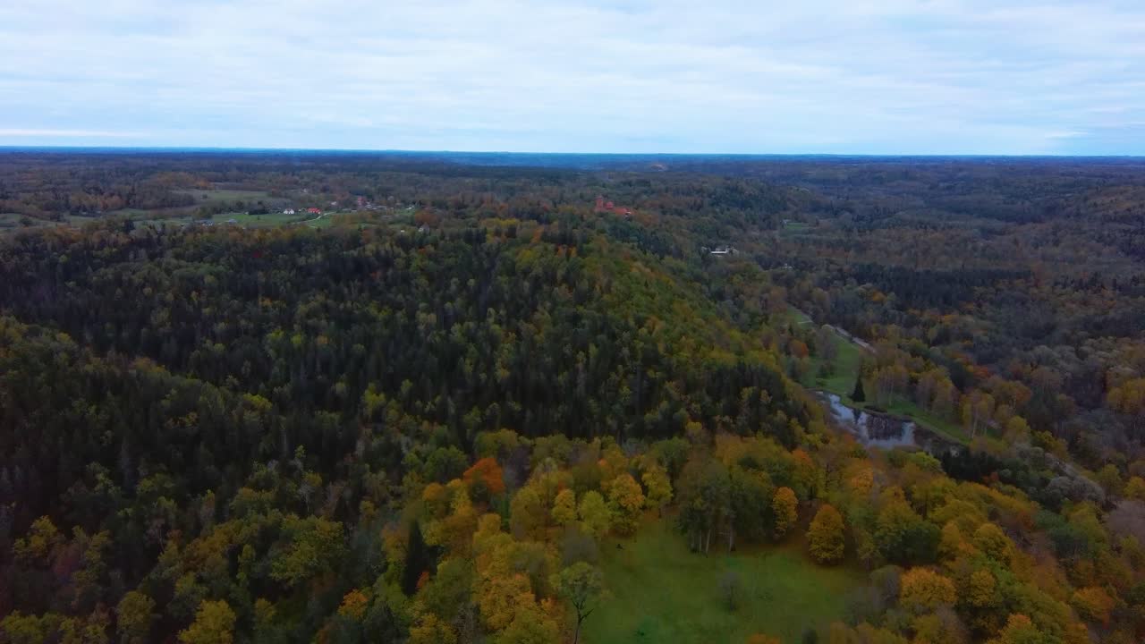 vista aérea del palacio krimulda en el parque nacional de gauja cerca de sigulda y turaida, letonia