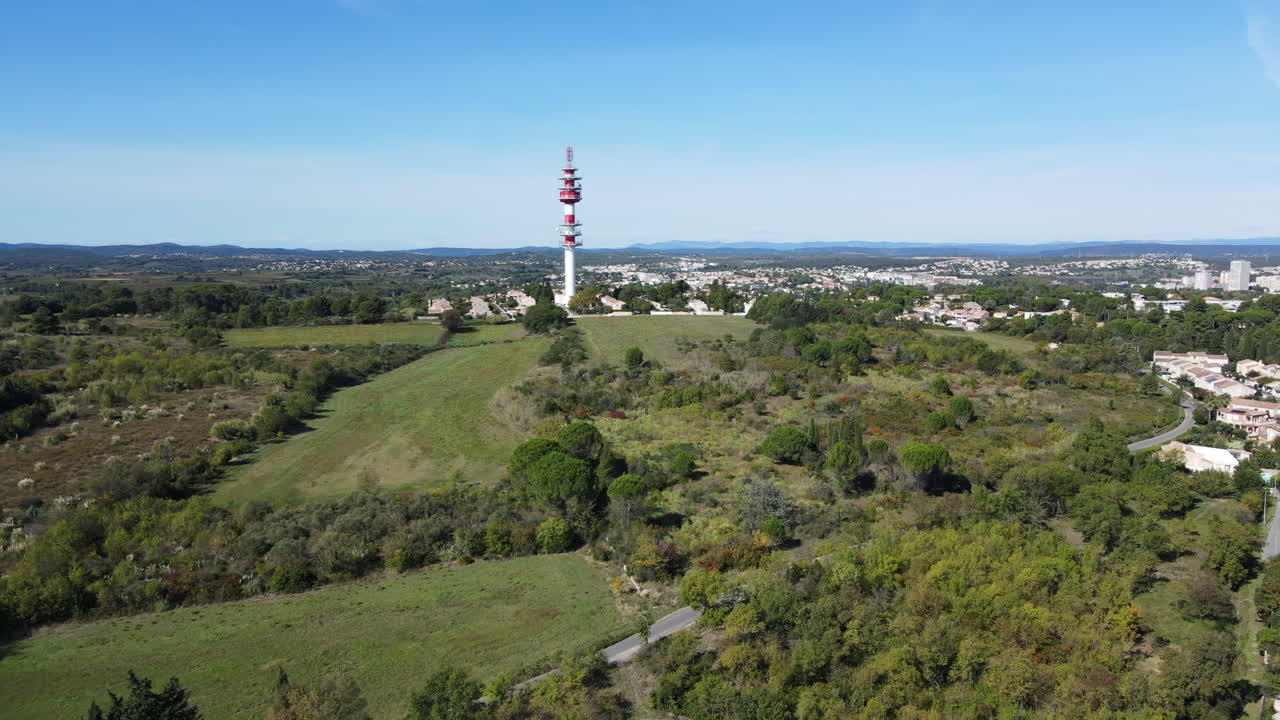 Horizonte de Montpellier com uma torre de rádio dominante